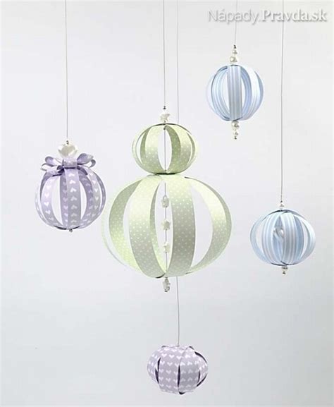 Schéma postupu skladania papierových prúžkov do tvaru vianočnej gule