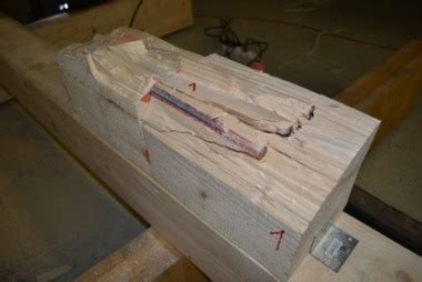 Detailný pohľad na spôsob upevnenia dreveného výrobku na stenu pomocou klinčekov