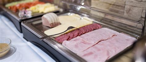 Interiér historickej jedálne hotela Palace s ukážkou bufetových stolov a zdravých pokrmov