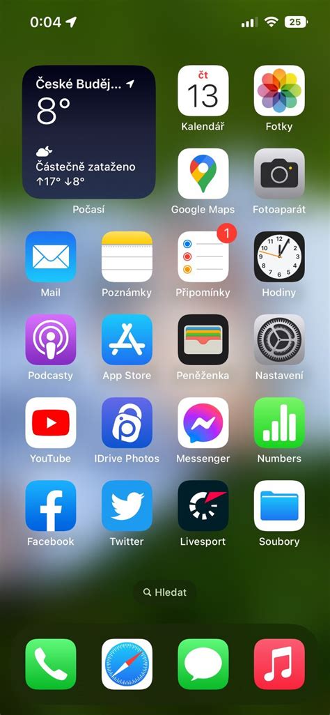 ikona App Store s náznakom darčekovej poukážky, obrazovka iPhone s možnosťou zdieľania