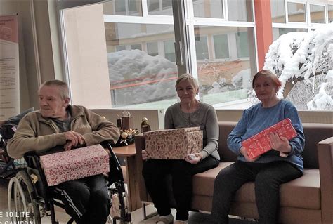 Tematické foto: spokojní zamestnanci s vianočnými darčekmi