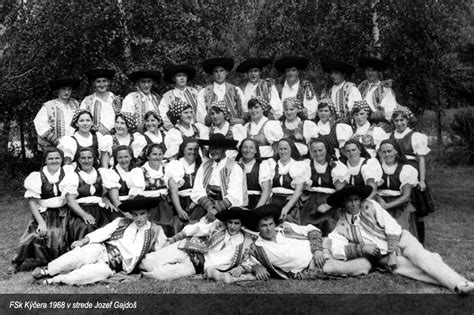 Archívna fotografia folklórnej skupiny Očovan z prvých rokov jej pôsobenia