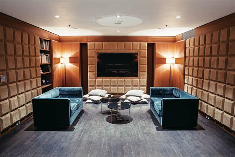 Interiér klubu Fantasy s barom, pohodlnými sedačkami a decentným osvetlením.