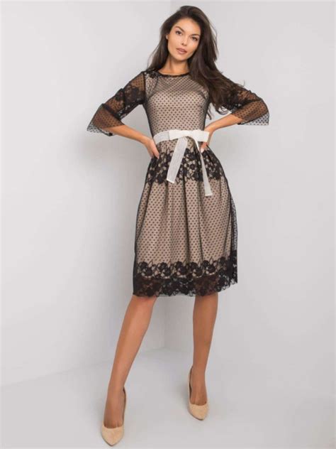 Ukážka rôznych outfitov vhodných na swingers párty - elegantné šaty, sexi spodná bielizeň, doplnky.