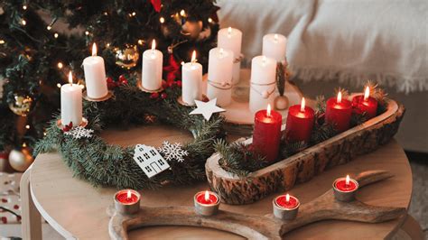 Zátišie s adventným vencom a horiacimi sviecami ako symbol prichádzajúcich sviatkov