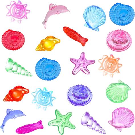 Fotografia rôznorodých tort, ktoré ponúkajú rôzne tvary, veľkosti a dekorácie.