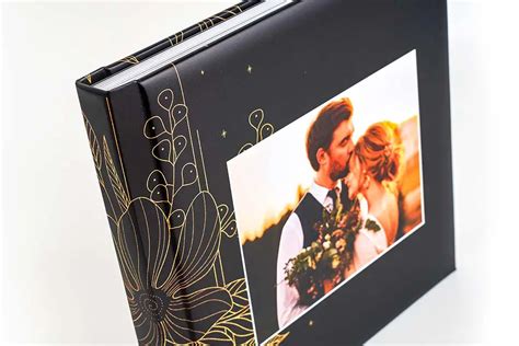 Fotografia personalizovaného fotoalbumu otvoreného na rodinných fotografiách