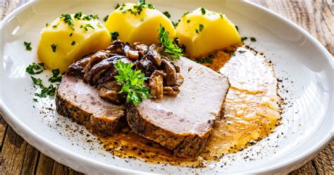 Tematické foto bravčového karé na kuchynskej linke s bylinkami a korením