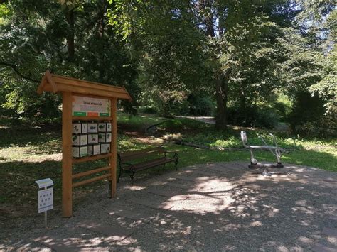 architektonické riešenie botanickej záhrady s chodníkmi a informačnými tabuľami