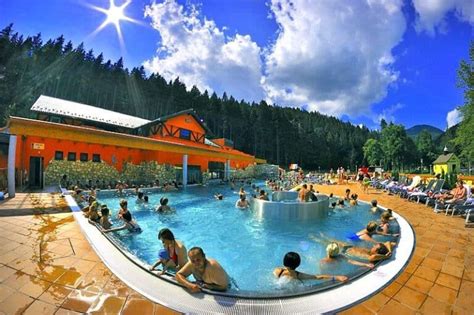 Panoramatický pohľad na kúpeľný areál Kúpeľov Lúčky zasadený v horskej doline