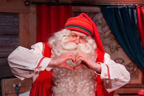 fotografia Joulupukkiho v Rovaniemi s červeným oblečením