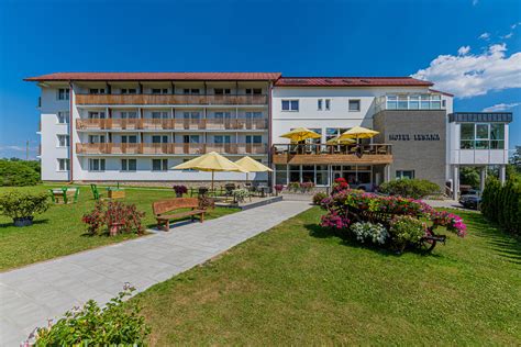 Hotel Lesana Stará Lesná exteriér s výhľadom na Tatry v zime