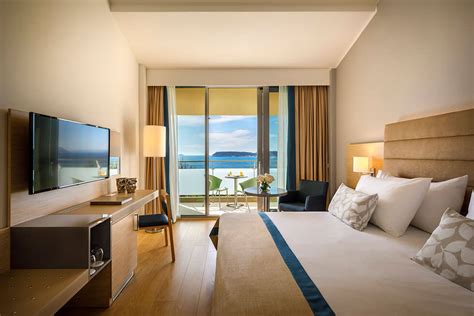 Moderná hotelová izba s výhľadom na hory