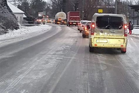Deti sa tajne pozerajú spoza opony na publikum.