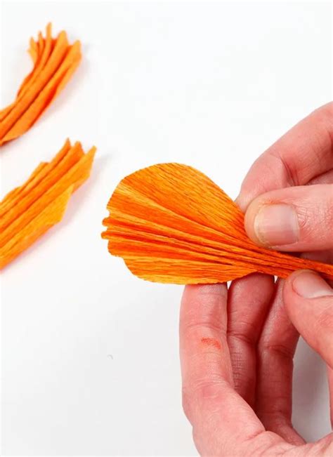 Schéma vrstvenia pierok z krepového papiera na kartónovú masku