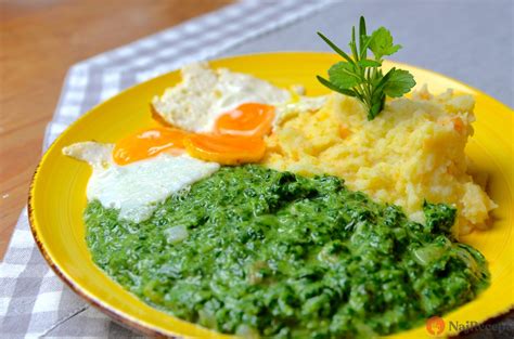 Fotografia tradičných zelených jedál (špenát, púpavový šalát) podávaných na Zelený štvrtok