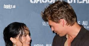 Pár pozorujúci hviezdy pri ohni