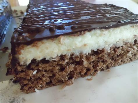 Detailný záber na hotový vianočný kokosový rez s čokoládovou polevou a kokosovou posýpkou.