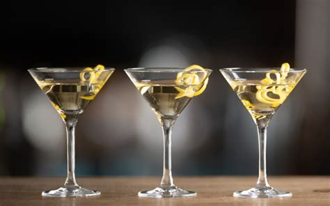 Fotografia koktailu Gin Fiz s citrónovou kôrou v elegantnom pohári