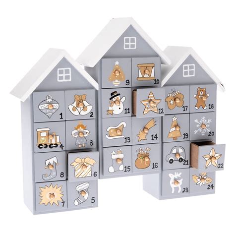 Drevený adventný kalendár v tvare domčeka s osvetlenými šuplíčkami.