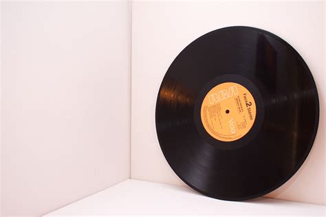 Tematická fotografia hudobných nástrojov alebo vinylových platní ako inšpirácia pre darček