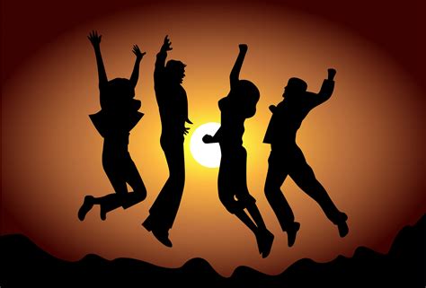 Tematické foto: Osoba držiaca mikrofón a rozprávajúca na oslave, v pozadí šťastní ľudia