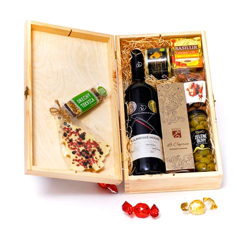 Darčekový kôš s vybranými delikatesami a kvalitným vínom