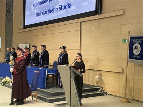 Dekan víta študentov na imatrikulácii, slávnostná atmosféra