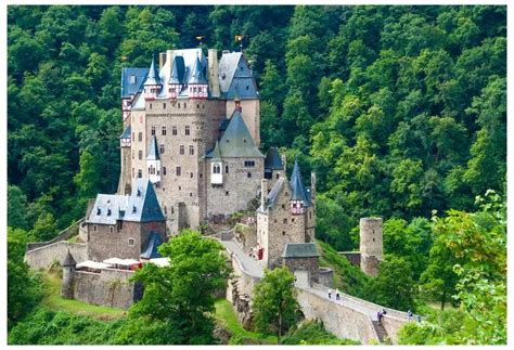 Stredoveký hrad symbolizujúci historické inšpirácie