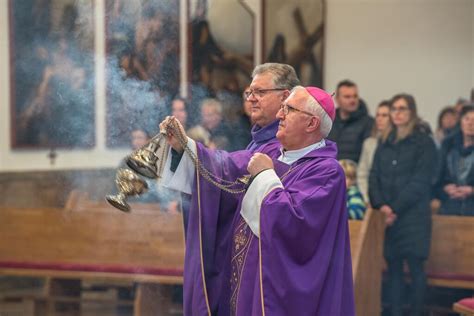 Fotografia pleteného látkového venca v procese pletenia