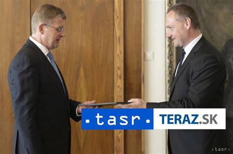 Tematické foto: Manželský pár podpisujúci zápisnicu v kostole