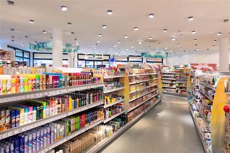 Tematické foto: Šťastná rodina nakupuje vianočné darčeky v dm drogerie markt