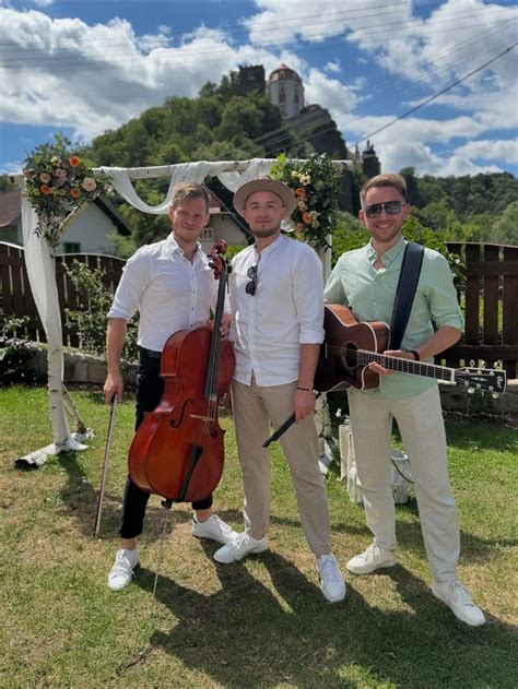 Tematická fotografia: Živá kapela vystupujúca na plese s tancujúcimi ľuďmi