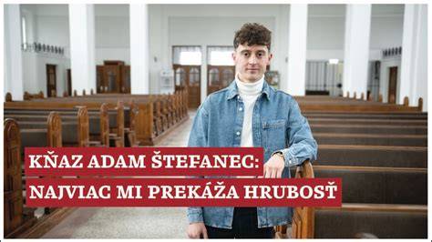 Tematická fotografia: mladý kňaz prednáša študentom