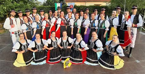 ukážka vystúpenia folklórneho súboru na námestí v Krupine