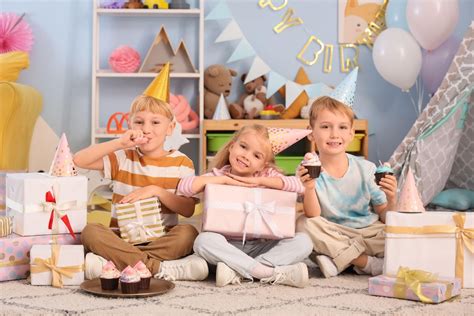 rodina v zladených outfitoch na detskej oslave