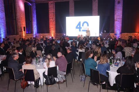 Fotografia z oslavy významného jubilea s ľuďmi v spoločenských odevoch