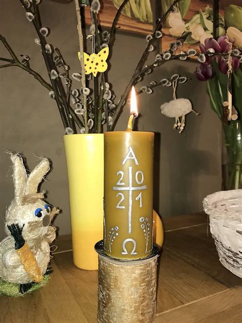 Domáci modlitbový kútik so sviecou, krížom a kvetmi