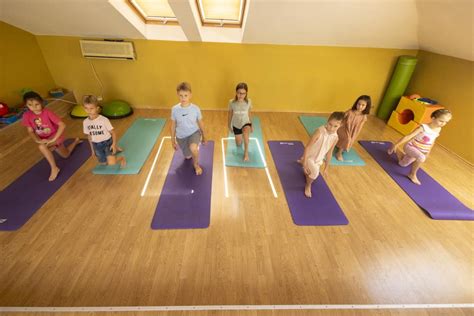 Ilustrácia zobrazujúca deti zapojené do hravého cvičenia Hopkáčik