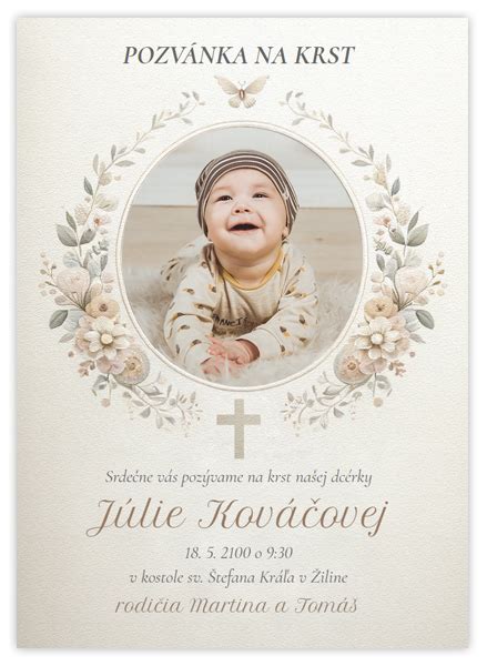 Ukážka elegantnej pozvánky na krst s kvetinovým motívom a jemnými detailmi