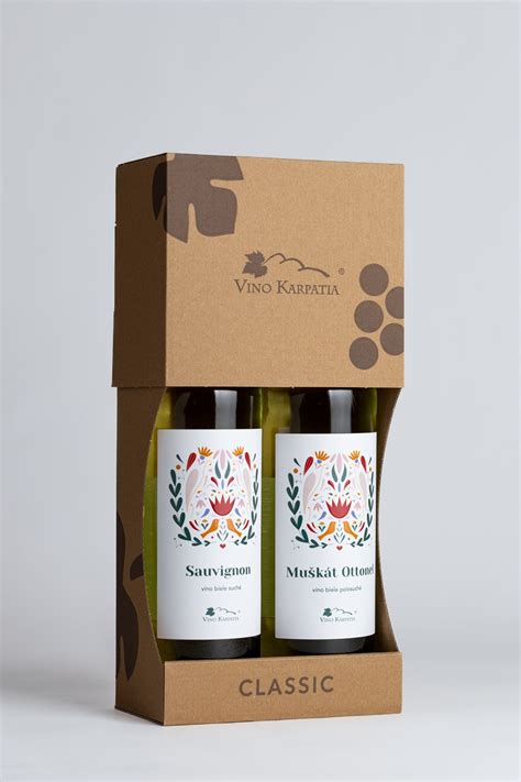 Tematické foto: fľaša vína a darčeková krabica