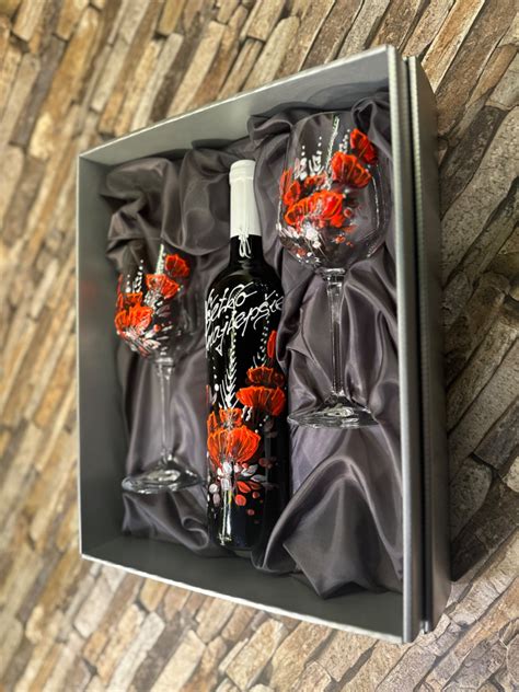 Fotografia darčekovej sady s fľašami vína a gravírovanými pohármi
