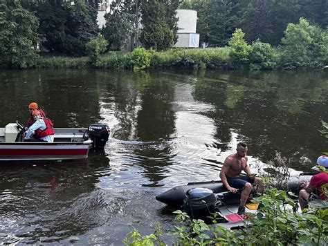 Dievča hádže veniec do rieky pre veštenie