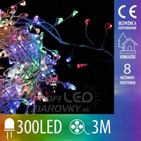 Vianočná svetelná reťaz s mnohými LED žiarovkami, zameraná na detaily osvetlenia