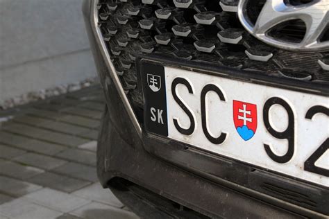 Detail svadobnej ŠPZ nálepky na aute