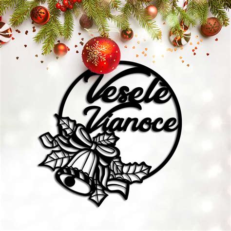 Tematické foto: Drevený vianočný nápis s vianočnou výzdobou