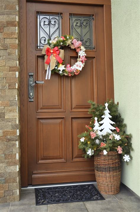 Fotografia: Vianočná výzdoba vchodových dverí s dreveným vencom a svetielkami
