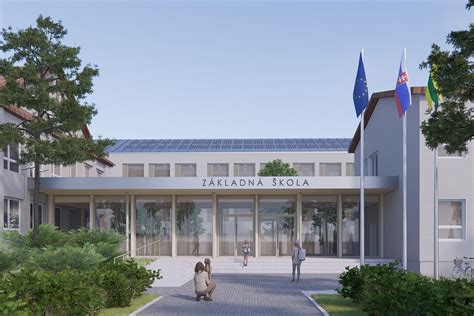 Fotografia z areálu školy zachytávajúca žiakov pri kreatívnych projektoch o ochrane zvierat.
