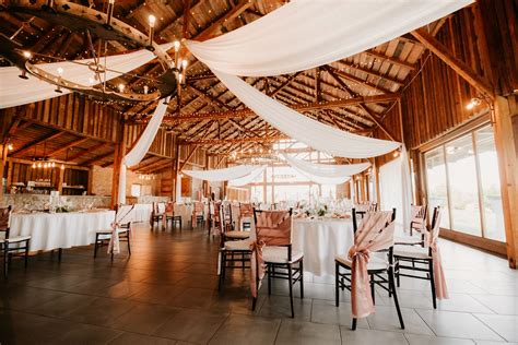 Tematické foto šťastného páru na svadbe v stodole, rustikálny štýl