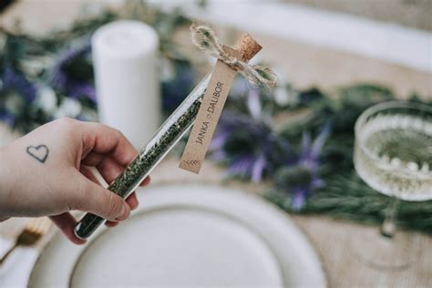 Ukážka rustikálnych svadobných pozvánok a darčekov pre hostí